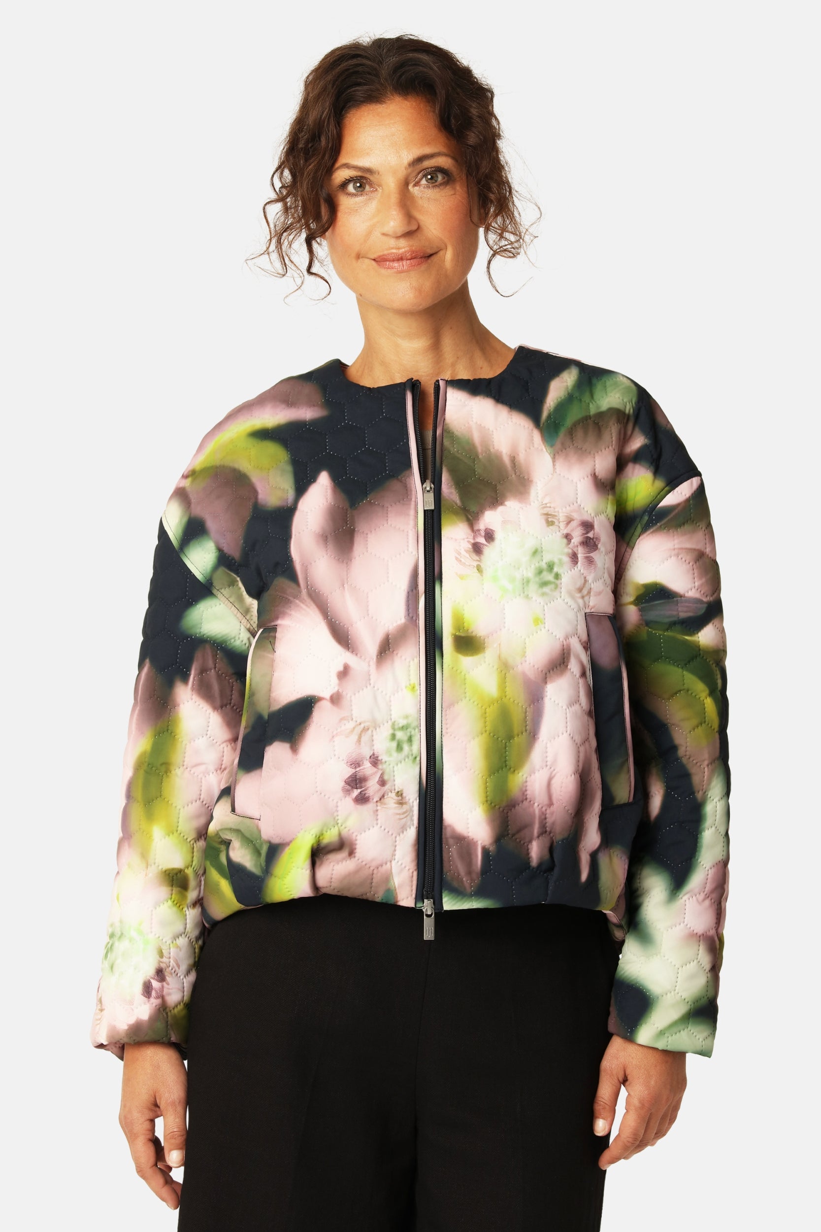 Korte Gewatteerde Jas HONEYCOMBE01P | Dark Photoristic Flower | Jacket | Ilse Jacobsen