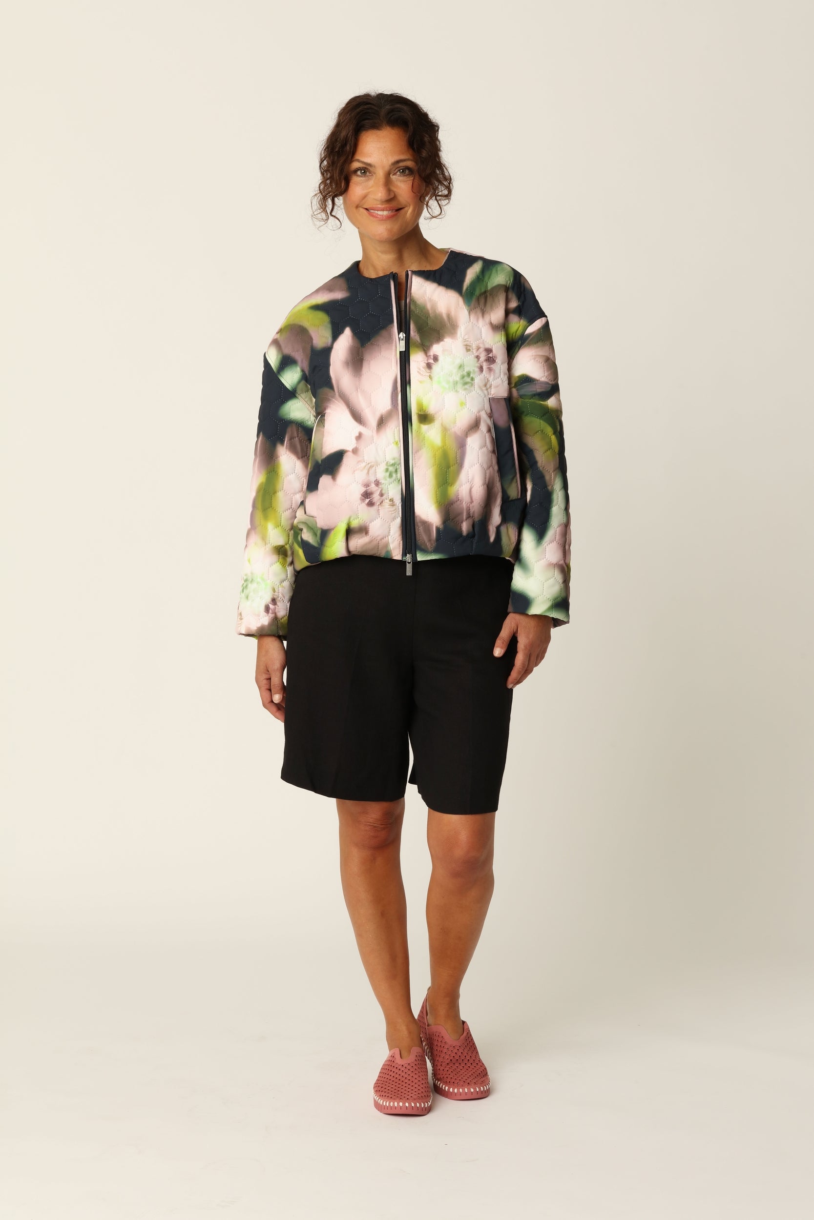 Korte Gewatteerde Jas HONEYCOMBE01P | Dark Photoristic Flower | Jacket | Ilse Jacobsen