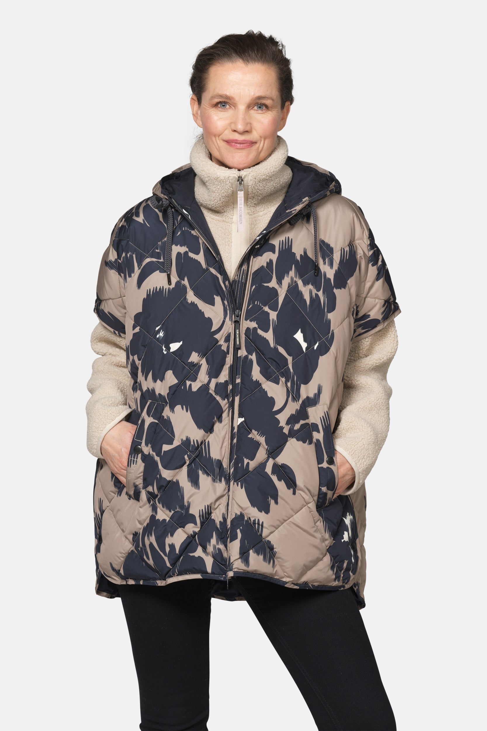 Gewatteerde cape met bloemenprint PEPPY12P | Floral Decors | Cape | Ilse Jacobsen