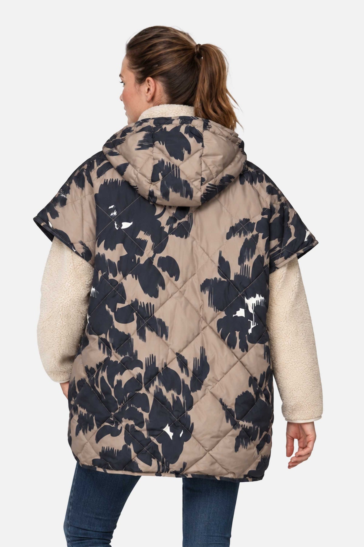 Gewatteerde cape met bloemenprint PEPPY12P | Floral Decors | Cape | Ilse Jacobsen