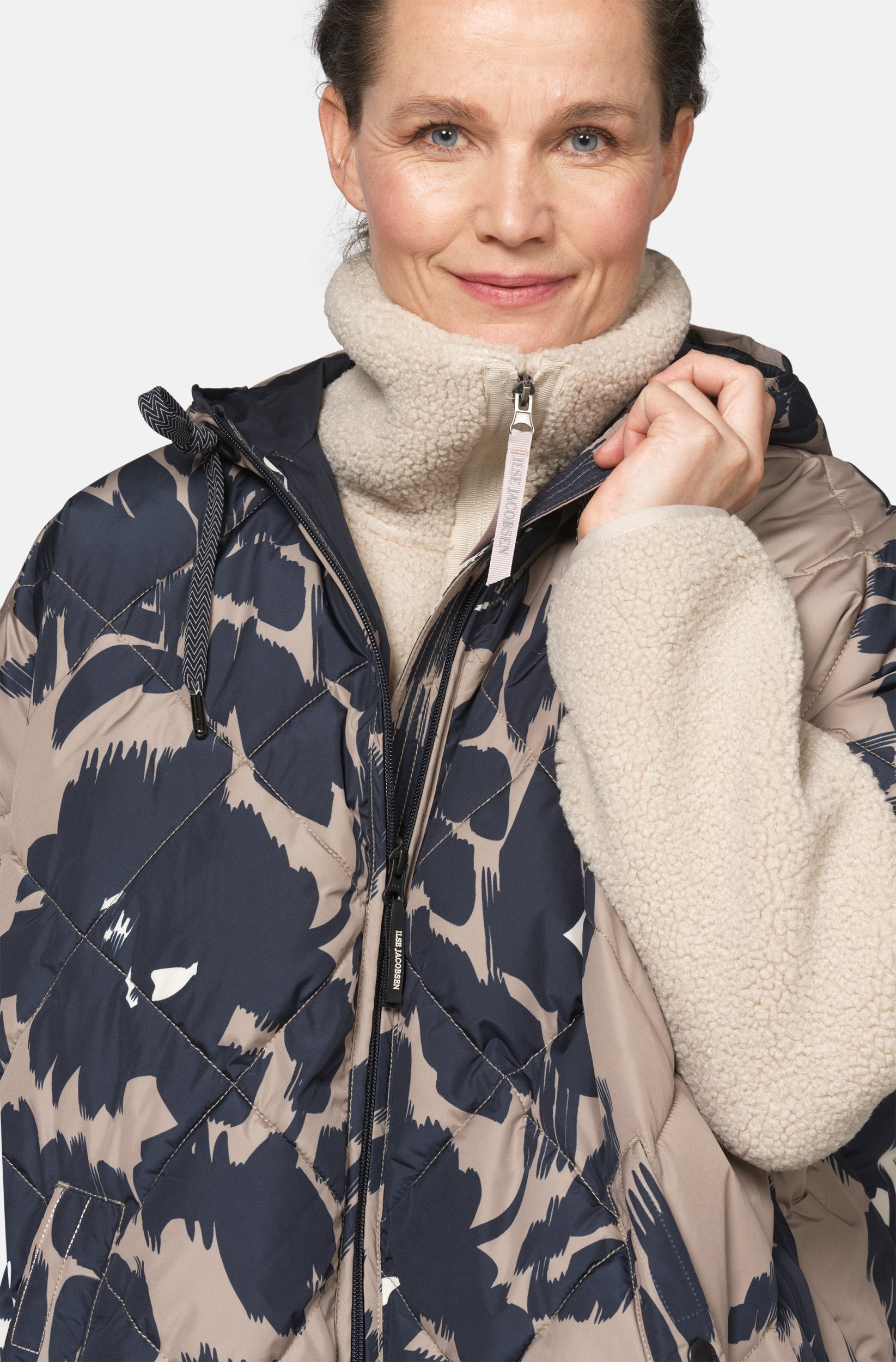 Gewatteerde cape met bloemenprint PEPPY12P | Floral Decors | Cape | Ilse Jacobsen