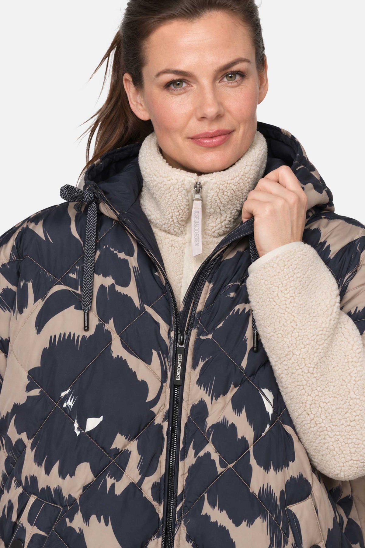 Gewatteerde cape met bloemenprint PEPPY12P | Floral Decors | Cape | Ilse Jacobsen