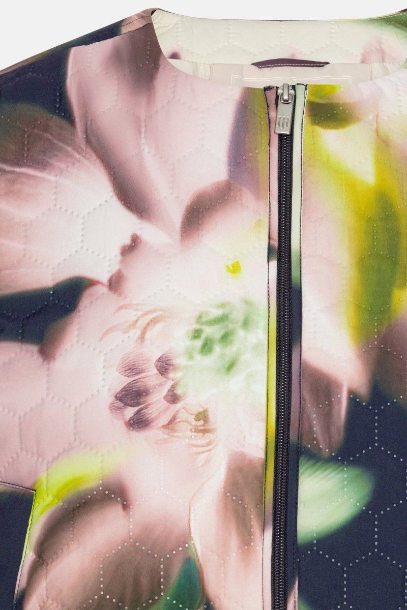 Korte Gewatteerde Jas HONEYCOMBE01P | Dark Photoristic Flower | Jacket | Ilse Jacobsen