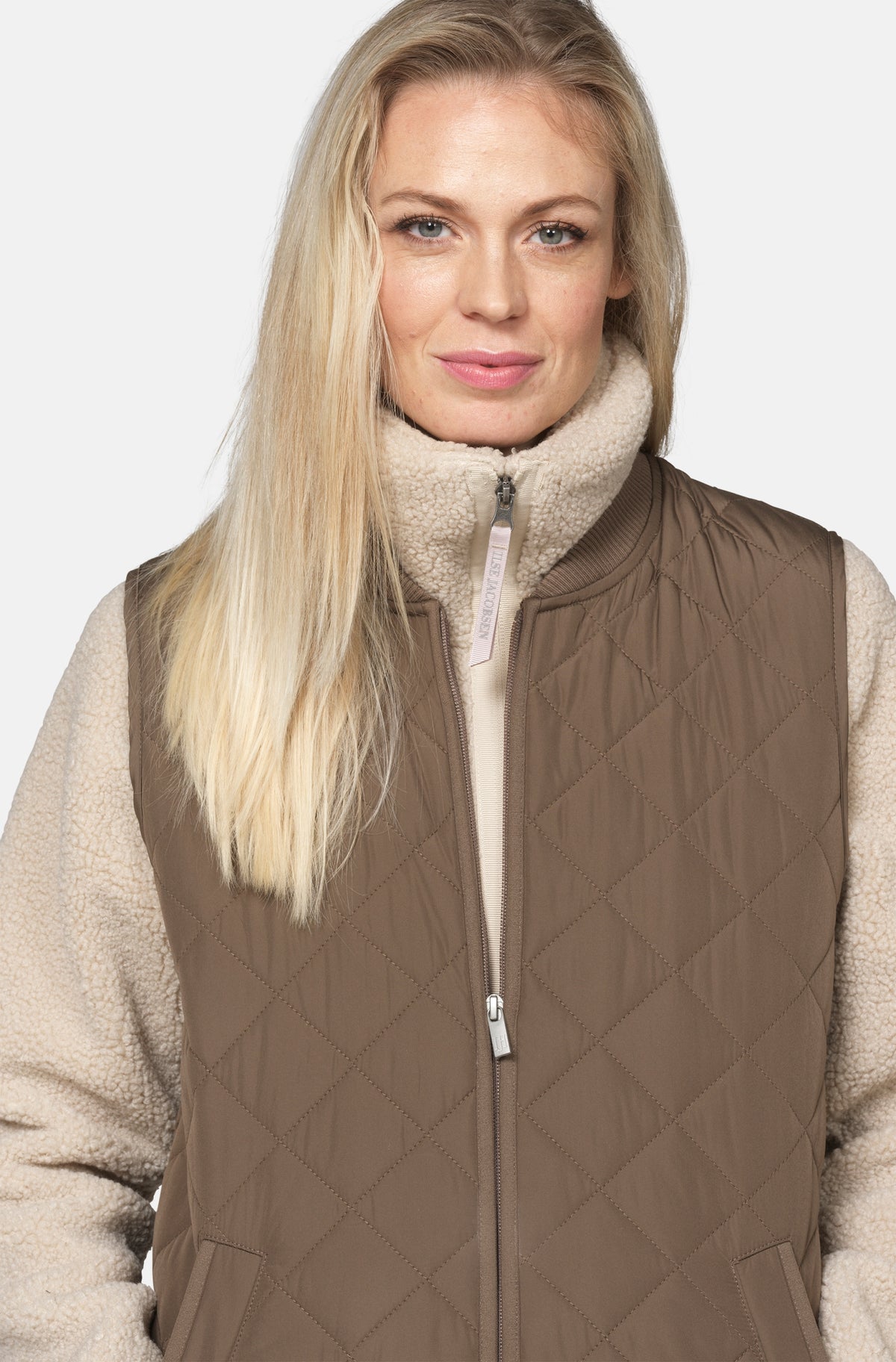 Lange gewatteerde bodywarmer ART25 | Mud | Jacket | Ilse Jacobsen