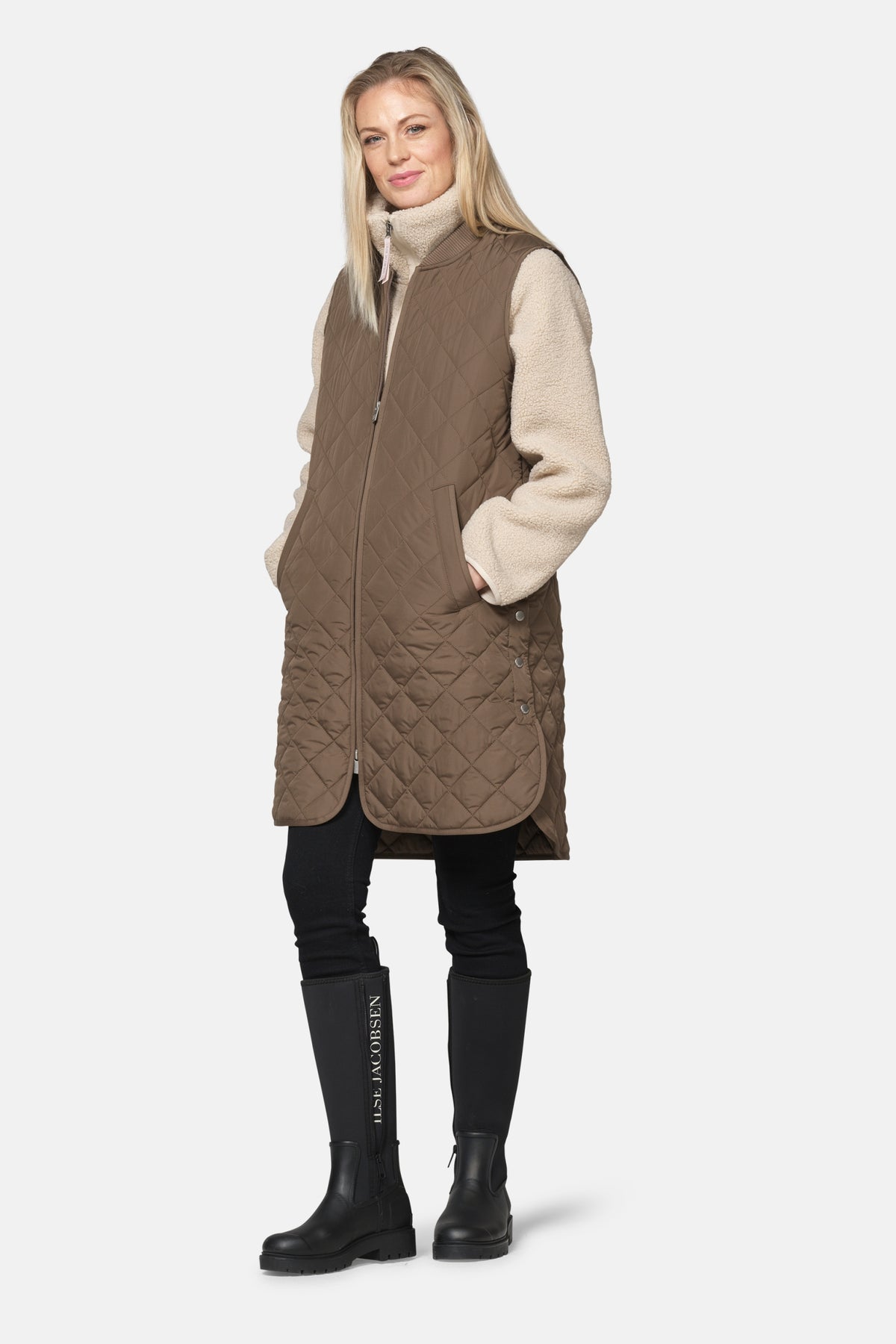 Lange gewatteerde bodywarmer ART25 | Mud | Jacket | Ilse Jacobsen