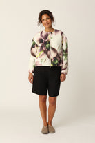 Korte Gewatteerde Jas HONEYCOMBE01P | Light Photoristic Flower | Jacket | Ilse Jacobsen