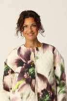 Korte Gewatteerde Jas HONEYCOMBE01P | Light Photoristic Flower | Jacket | Ilse Jacobsen