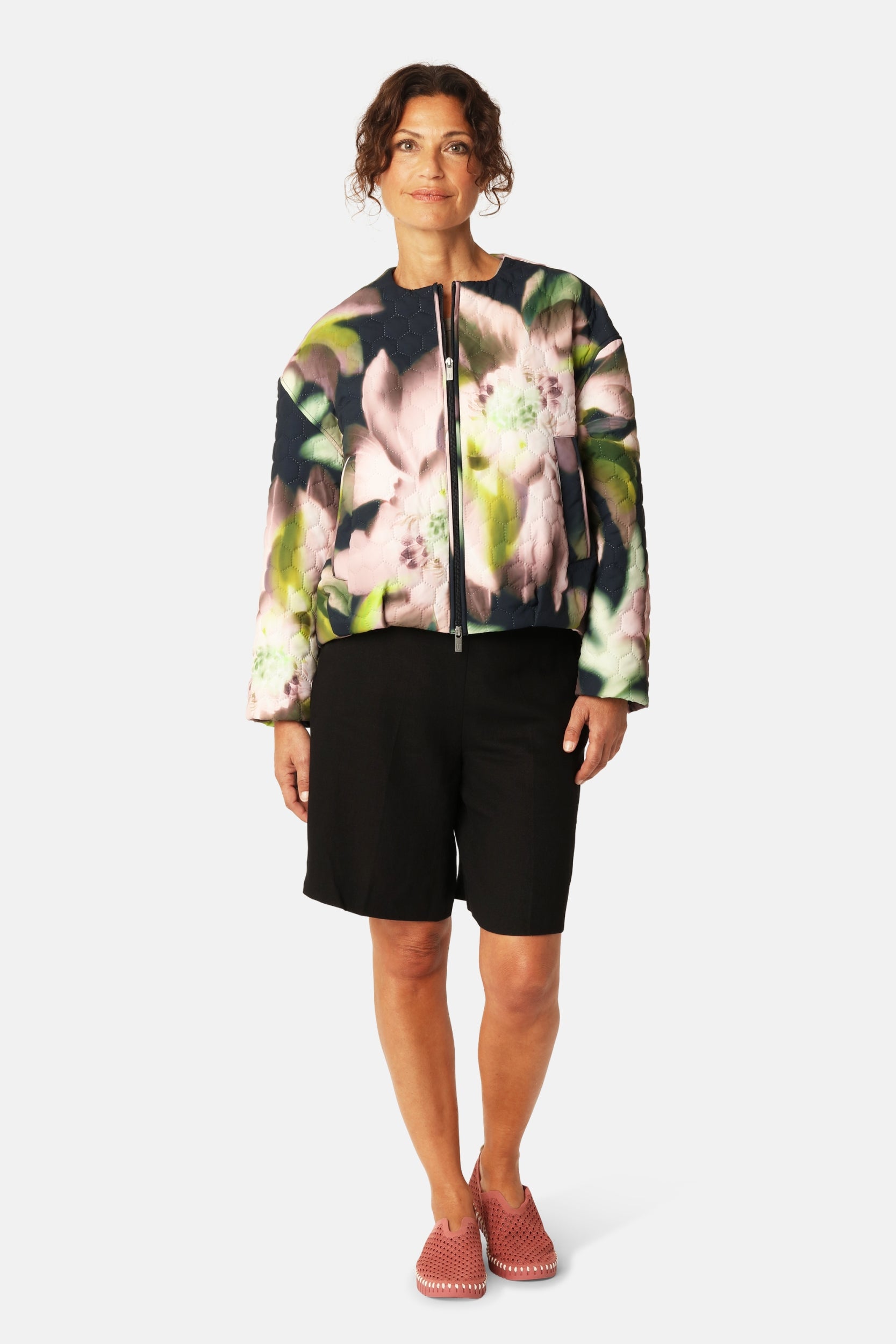 Korte Gewatteerde Jas HONEYCOMBE01P | Dark Photoristic Flower | Jacket | Ilse Jacobsen