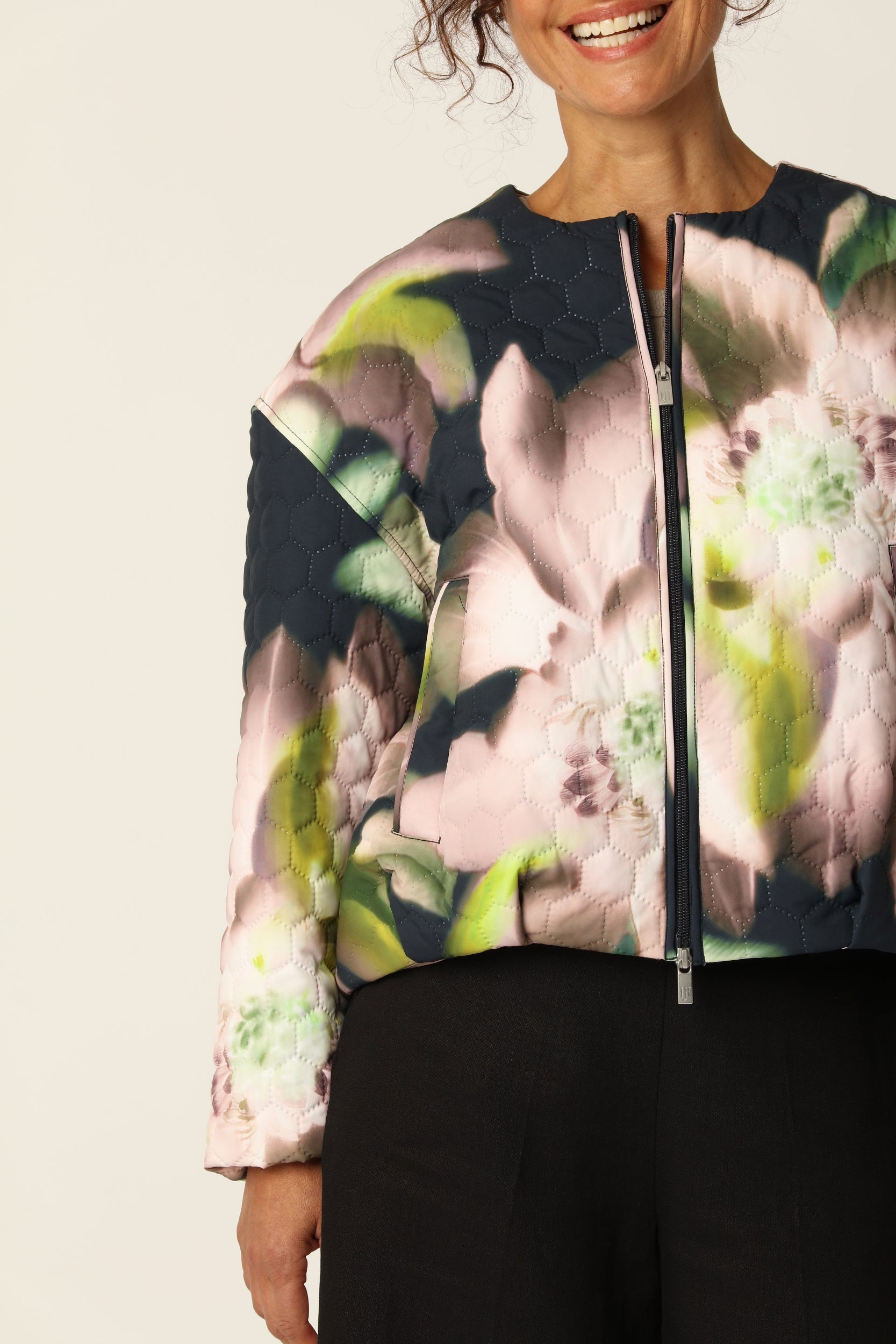Korte Gewatteerde Jas HONEYCOMBE01P | Dark Photoristic Flower | Jacket | Ilse Jacobsen