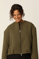 Korte Gewatteerde Jas HONEYCOMBE01 | Olive Night | Jacket | Ilse Jacobsen