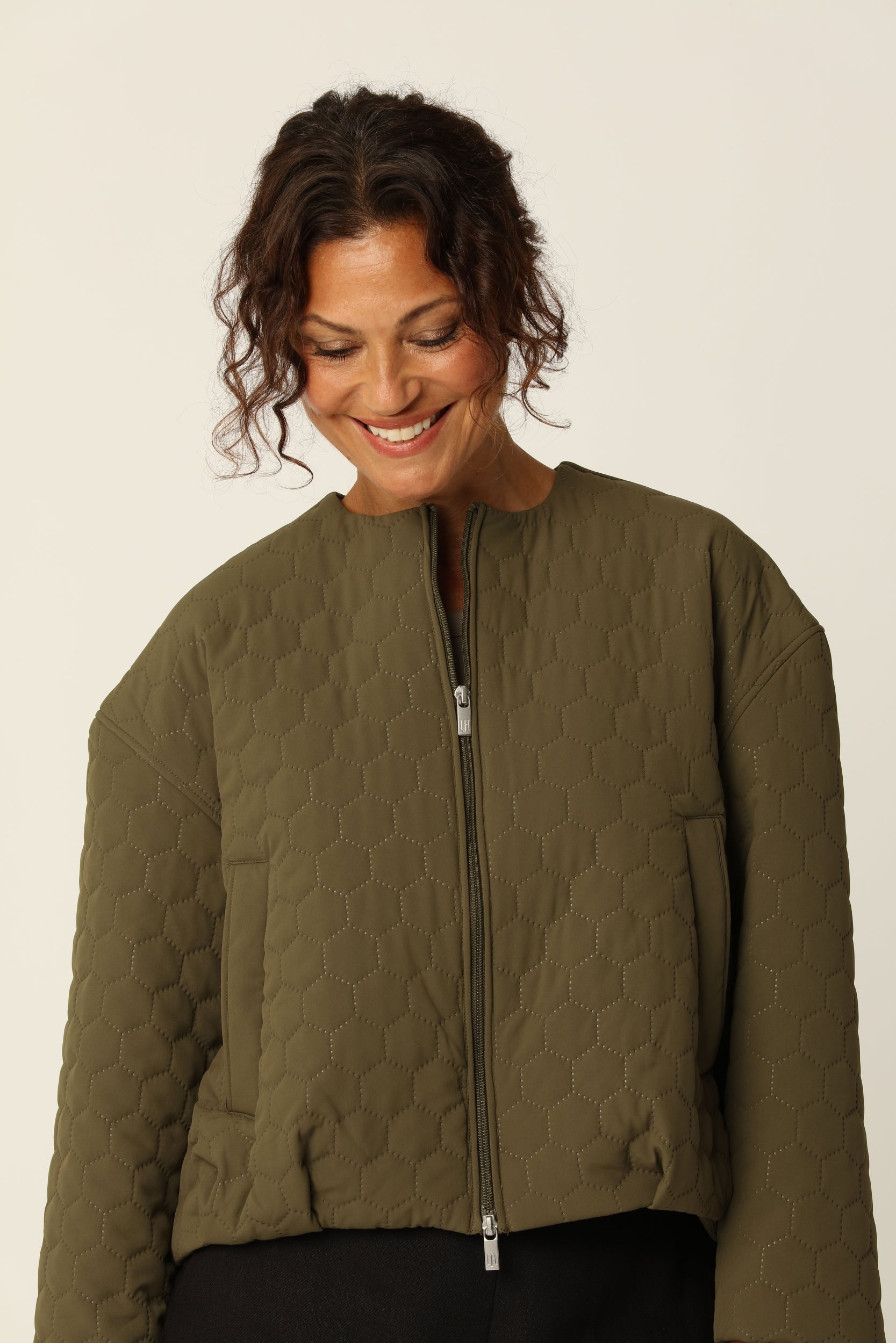 Korte Gewatteerde Jas HONEYCOMBE01 | Olive Night | Jacket | Ilse Jacobsen