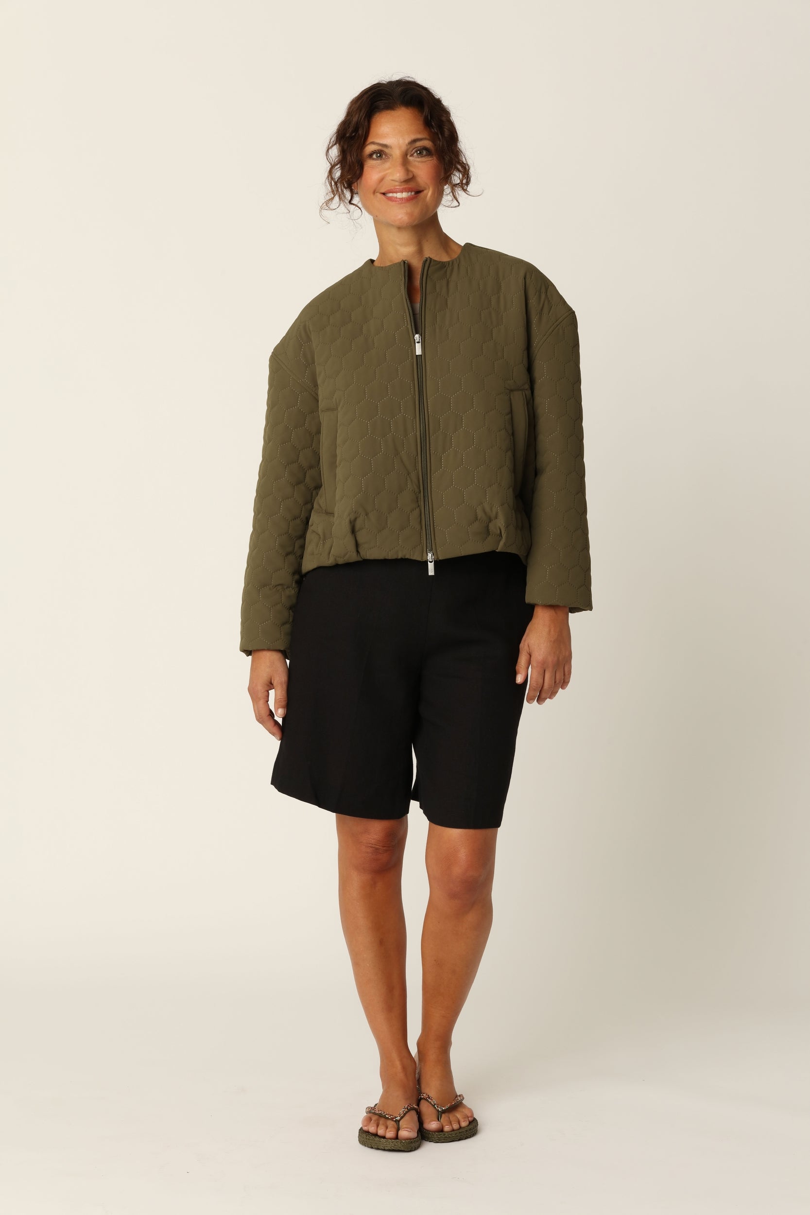 Korte Gewatteerde Jas HONEYCOMBE01 | Olive Night | Jacket | Ilse Jacobsen