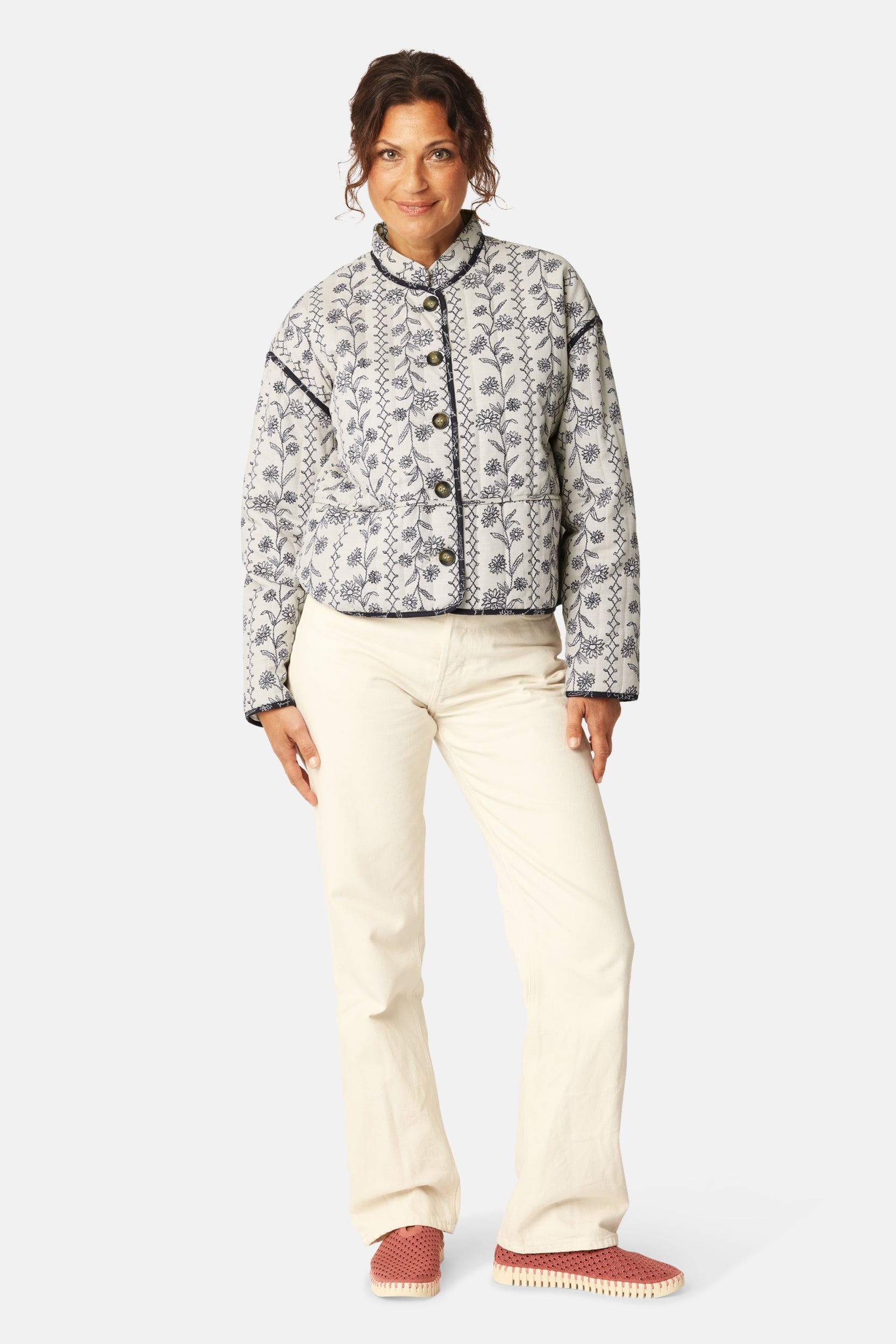 Korte Gewatteerde Jas OTTOMAQUILT01P | White Wildflower | Jacket | Ilse Jacobsen