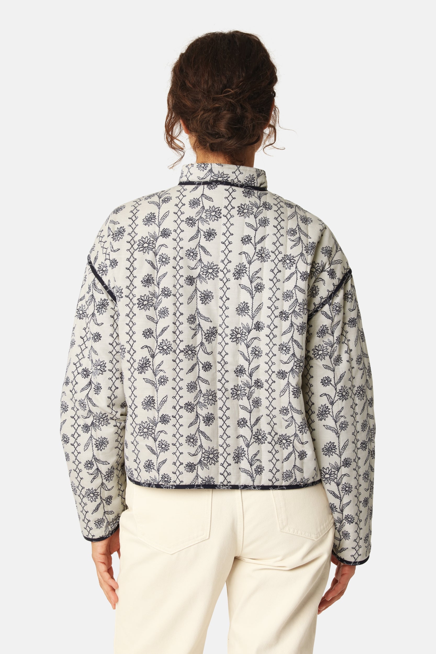 Korte Gewatteerde Jas OTTOMAQUILT01P | White Wildflower | Jacket | Ilse Jacobsen