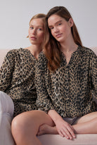 Blouse met halve knoopsluiting PANTHERA01P | Brown Panthera Print | Shirt | Ilse Jacobsen
