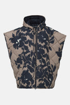 Gewatteerde cape met bloemenprint PEPPY12P | Floral Decors | Cape | Ilse Jacobsen