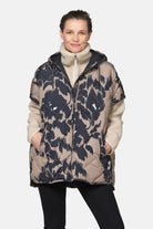 Gewatteerde cape met bloemenprint PEPPY12P | Floral Decors | Cape | Ilse Jacobsen