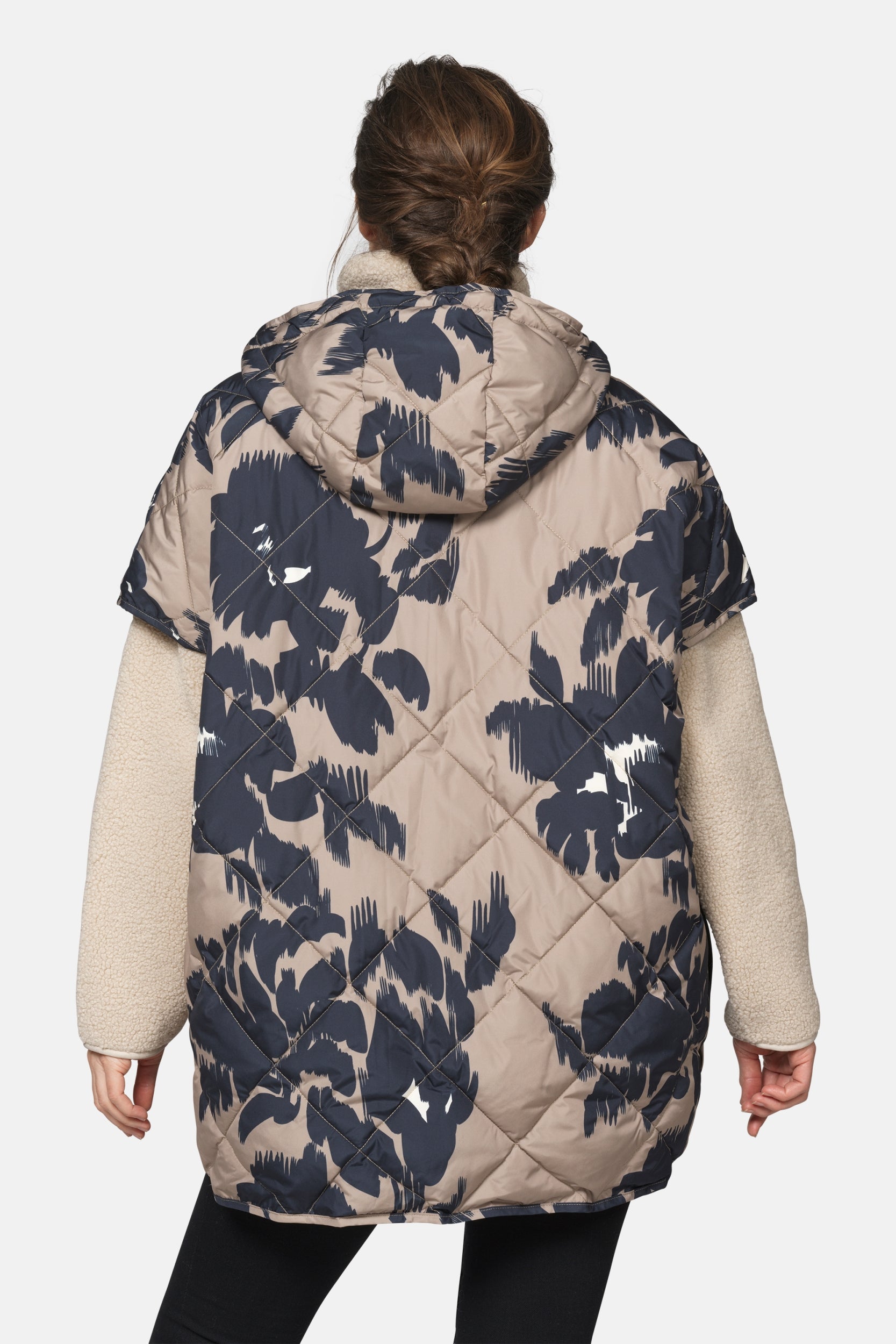 Gewatteerde cape met bloemenprint PEPPY12P | Floral Decors | Cape | Ilse Jacobsen