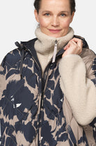 Gewatteerde cape met bloemenprint PEPPY12P | Floral Decors | Cape | Ilse Jacobsen