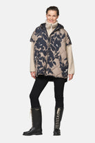 Gewatteerde cape met bloemenprint PEPPY12P | Floral Decors | Cape | Ilse Jacobsen