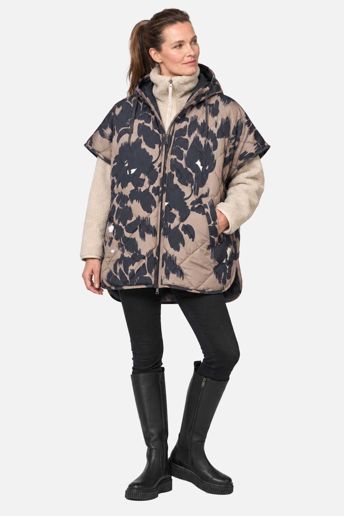 Gewatteerde cape met bloemenprint PEPPY12P | Floral Decors | Cape | Ilse Jacobsen