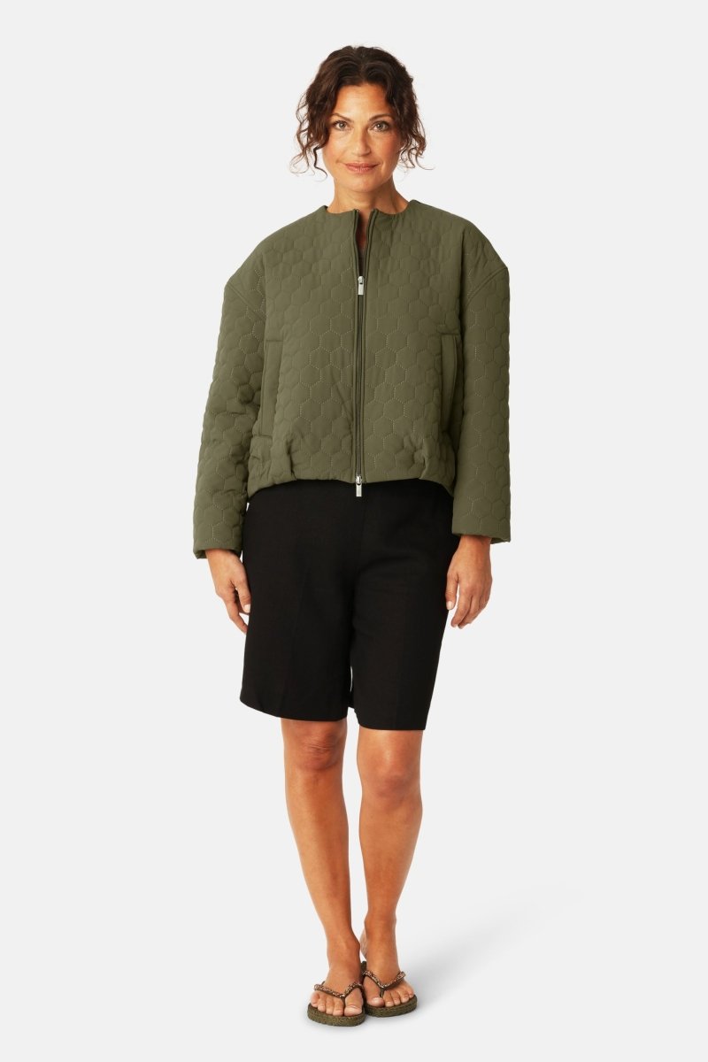 Korte Gewatteerde Jas HONEYCOMBE01 | Olive Night | Jacket | Ilse Jacobsen
