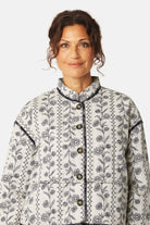Korte Gewatteerde Jas OTTOMAQUILT01P | White Wildflower | Jacket | Ilse Jacobsen