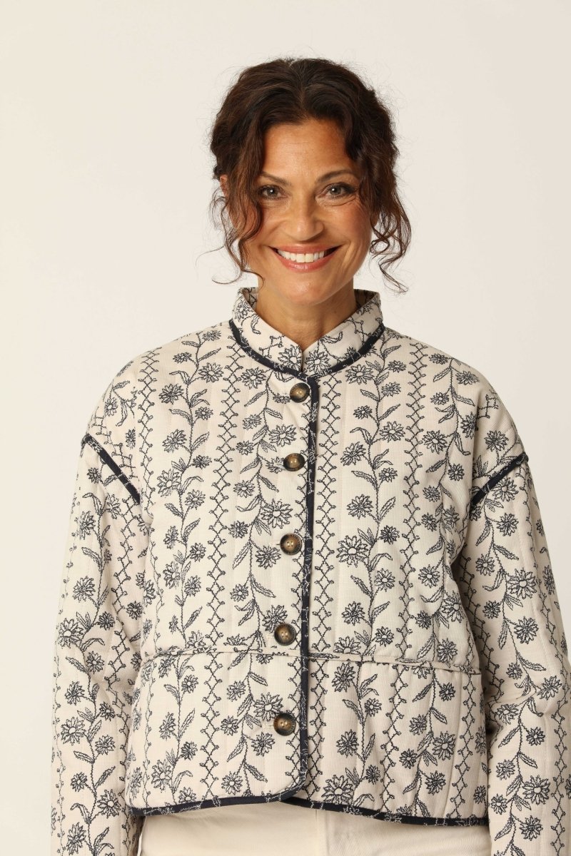 Korte Gewatteerde Jas OTTOMAQUILT01P | White Wildflower | Jacket | Ilse Jacobsen