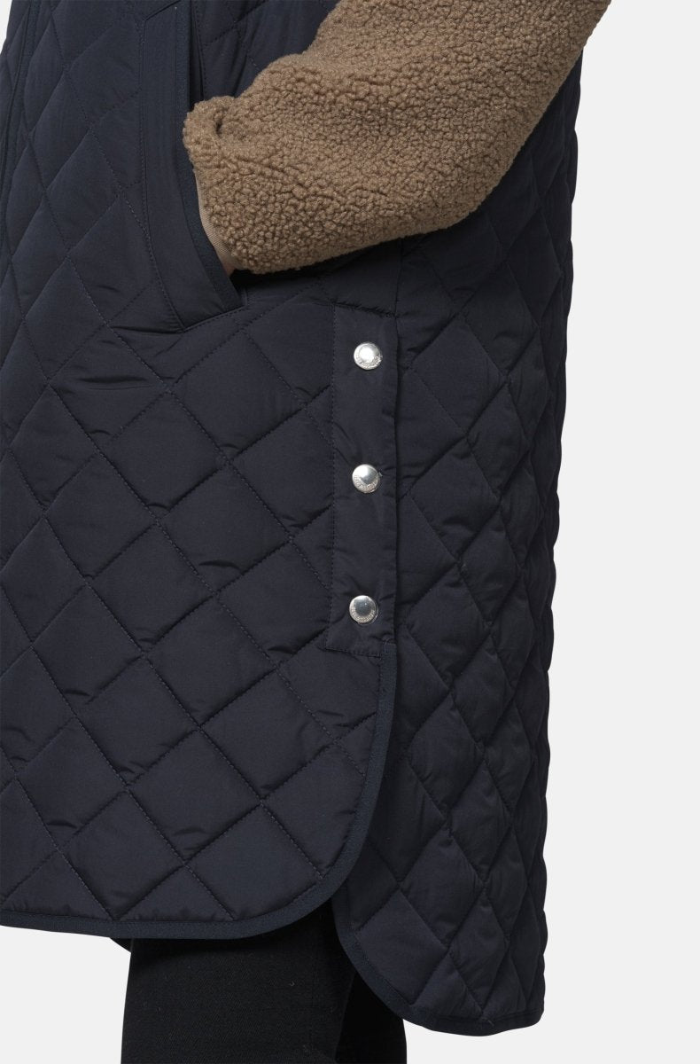 Lange gewatteerde bodywarmer ART25 | Dark Indigo | Jacket | Ilse Jacobsen