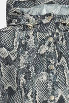 Poncho Regenjas RAIN222SPRP | Dark Blue Snake | Poncho | Ilse Jacobsen